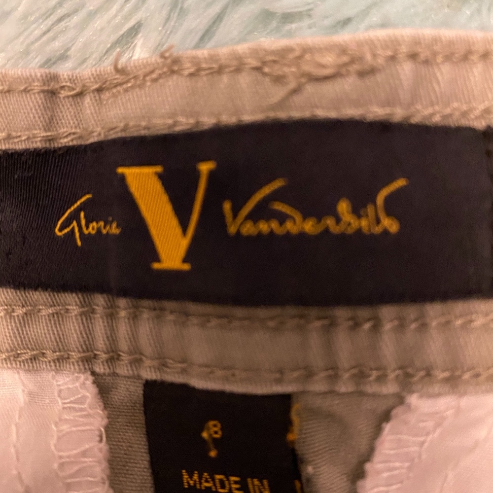 Gloria Vanderbilt - khaki short pant or capri
